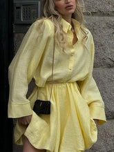 Traje de dos piezas de camisa y falda fresco y dulce